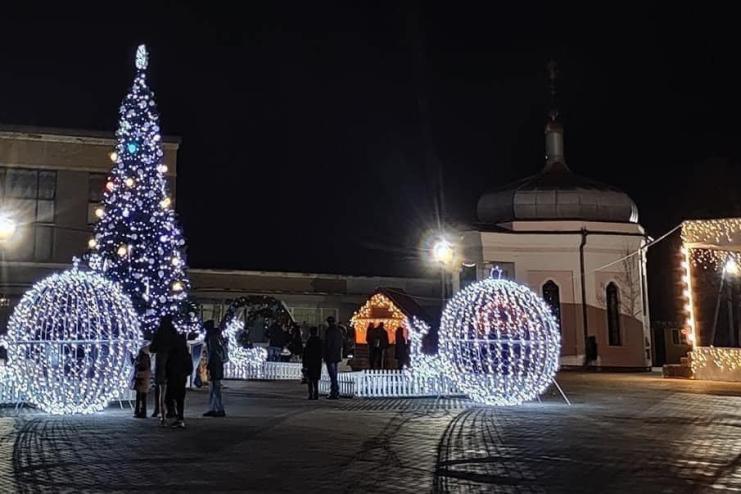 Символ нескореності і віри в ЗСУ: в Кілії народним голосуванням вирішили долю головної ялинки громади